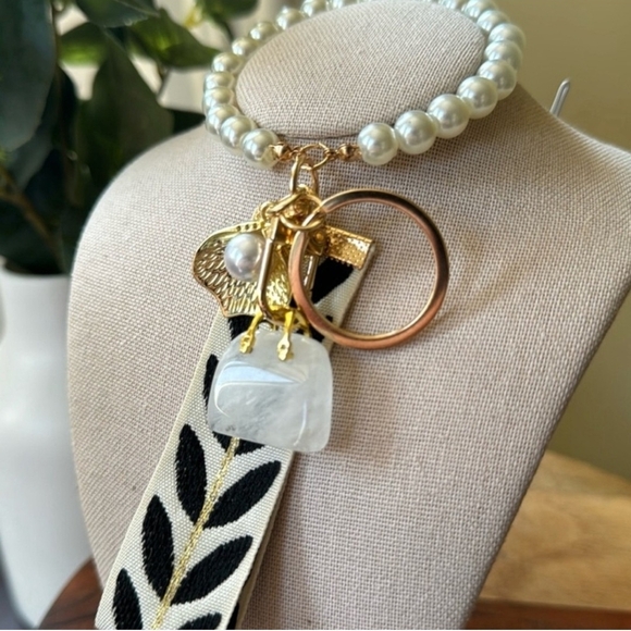 Chic Faux Pearl & Clear Quartz Crystal Bag Keychain with Gold Hardware - Picture 5 of 6